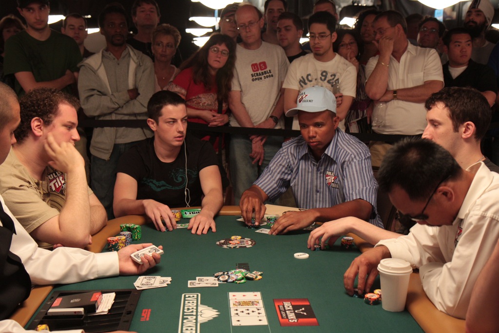 Tom Dwan és Phil Ivey a 2009-es WSOP-n, mellettük Scott Seiver, David Pham és valaki, akinek nem jut eszembe a neve